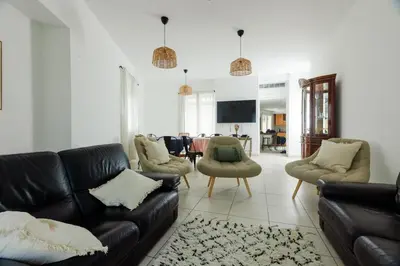 Coin salon dans l'établissement Maison avec jacuzzi