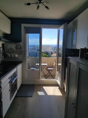 Cuisine ou kitchenette dans l'établissement Le Jules Guesde, Appart traversant, 3ch , parking, 2mn à pied métro D Parilly