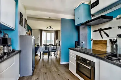 Cuisine ou kitchenette dans l'établissement Le Jules Guesde, Appart traversant, 3ch , parking, 2mn à pied métro D Parilly