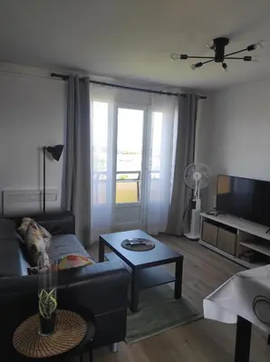 Télévision ou salle de divertissement dans l'établissement Le Jules Guesde, Appart traversant, 3ch , parking, 2mn à pied métro D Parilly