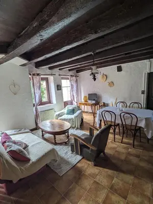 Coin salon dans l'établissement Maison en pisé
