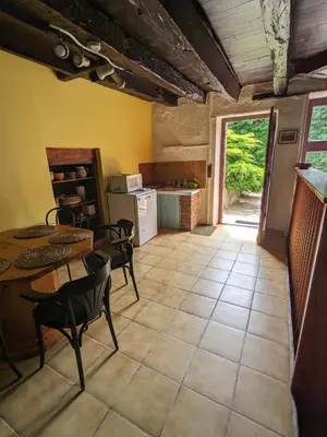 Cuisine ou kitchenette dans l'établissement Maison en pisé