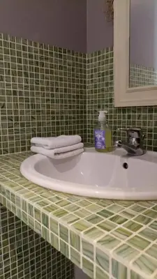 Salle de bains dans l'établissement Le Jardin du couvent