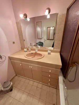 Salle de bains dans l'établissement 2 chambres, garage voiture, résidence calme