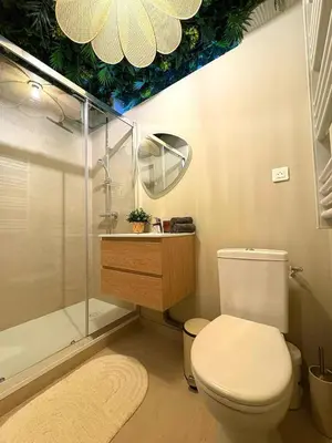 Salle de bains dans l'établissement La Cachette Sauvage au cœur de Villefranche