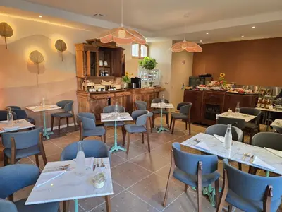 Restaurant ou autre lieu de restauration dans l'établissement Les Chambres d'Hôtes du Château Eclosion