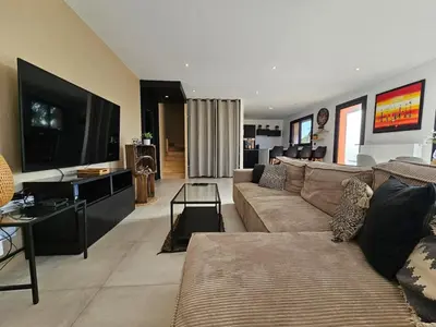 Télévision ou salle de divertissement dans l'établissement 4 chambres - 200m2 - Parking - Jardin