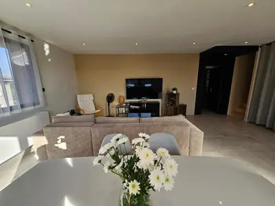 Télévision ou salle de divertissement dans l'établissement 4 chambres - 200m2 - Parking - Jardin