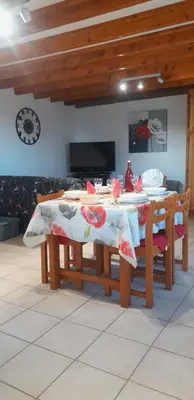 Télévision ou salle de divertissement dans l'établissement Maison de campagne meublé du tourisme classé 2 étoiles ,jardin, parking