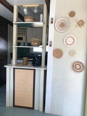 Cuisine ou kitchenette dans l'établissement Chalet familial style Bali dans camping avec piscine