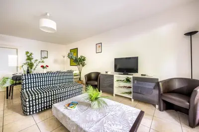 Télévision ou salle de divertissement dans l'établissement BnGo I Immense Terrasses I 3 chambres, garage, 9 pers