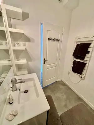 Salle de bains dans l'établissement Beautiful Renovated Apartment, Internet, Tram