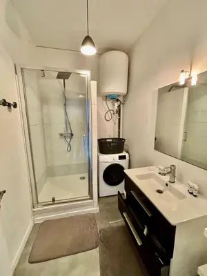Salle de bains dans l'établissement Beautiful Renovated Apartment, Internet, Tram