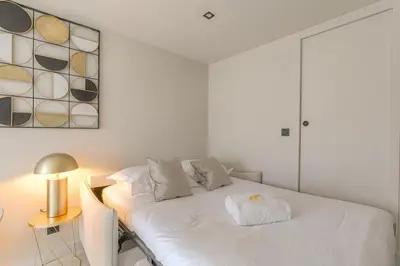 Un ou plusieurs lits dans un hébergement de l'établissement Charmant studio avec terrasse, Saint-Didier