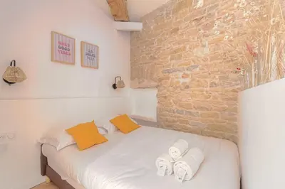 Un ou plusieurs lits dans un hébergement de l'établissement Caractère et Charmant à Hôtel de Ville