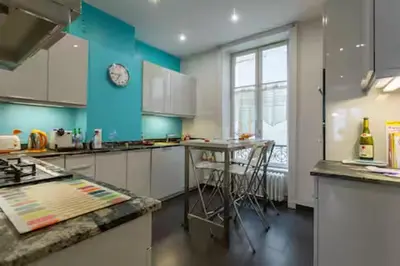 Cuisine ou kitchenette dans l'établissement Superbe 3 Pièces 100m2 Lyon 6 Triangle d'Or