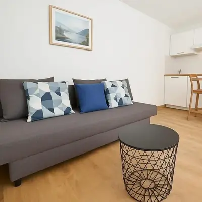 Functional and well located studio close to metro and shops