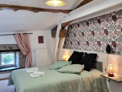 Un ou plusieurs lits dans un hébergement de l'établissement Gîte spacieux avec spa et jardin pour 10 personnes - FR-1-496-358