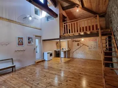 Plan de l'établissement Gîte spacieux avec spa et jardin pour 10 personnes - FR-1-496-358