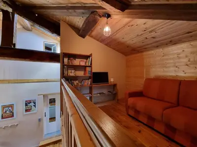Télévision ou salle de divertissement dans l'établissement Gîte spacieux avec spa et jardin pour 10 personnes - FR-1-496-358