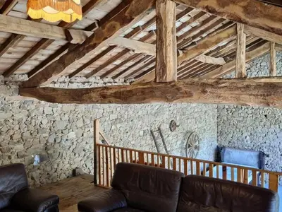 Coin salon dans l'établissement Gîte spacieux avec spa et jardin pour 10 personnes - FR-1-496-358