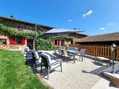 Jardin de l'établissement Gîte spacieux avec spa et jardin pour 10 personnes - FR-1-496-358