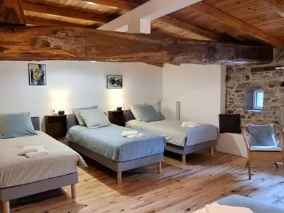 Un ou plusieurs lits dans un hébergement de l'établissement Gîte spacieux avec spa et jardin pour 10 personnes - FR-1-496-358