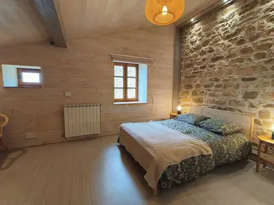 Un ou plusieurs lits dans un hébergement de l'établissement Maison en pierre avec vue imprenable dans le parc naturel du Pilat