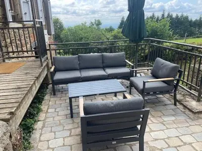 Balcon ou terrasse dans l'établissement Maison en pierre avec vue imprenable dans le parc naturel du Pilat