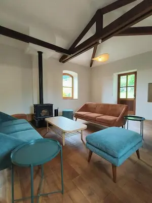 Coin salon dans l'établissement Maison en pierre avec vue imprenable dans le parc naturel du Pilat