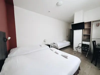 Un ou plusieurs lits dans un hébergement de l'établissement Logis Hôtel Nova RENOVE - Villefranche sur Saône