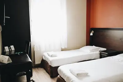 Un ou plusieurs lits dans un hébergement de l'établissement Logis Hôtel Nova RENOVE - Villefranche sur Saône