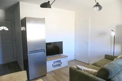 Télévision ou salle de divertissement dans l'établissement Superbe appartement T2
