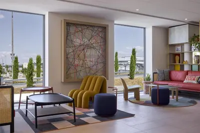 Coin salon dans l'établissement Hampton By Hilton Lyon Airport