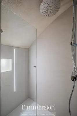 Salle de bains dans l'établissement Hélios, Suite Grecque & Spa