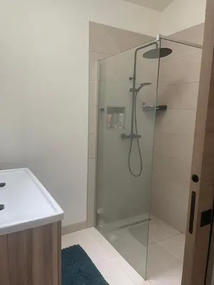 Salle de bains dans l'établissement Maison chez habitant