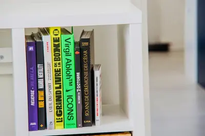 Bibliothèque dans l'appartement