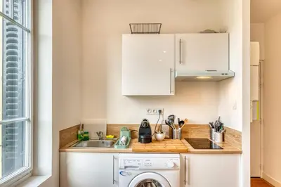 Cuisine ou kitchenette dans l'établissement La Suite Urbaine - Grand studio - proche métro B