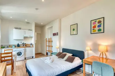Cuisine ou kitchenette dans l'établissement La Suite Urbaine - Grand studio - proche métro B