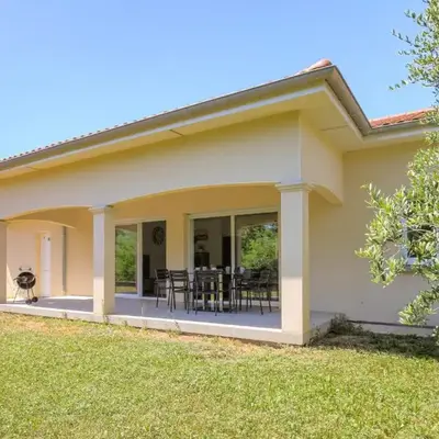 Charmante maison 6 à 8 pers PMR proche Lyon