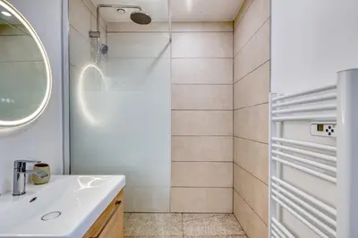 Salle de bains dans l'établissement L'Escapade en sable doré - T3 - Montluel