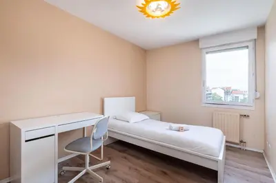 Un ou plusieurs lits dans un hébergement de l'établissement Spacieux appartement familial avec balcon Villeurbanne