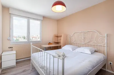 Un ou plusieurs lits dans un hébergement de l'établissement Spacieux appartement familial avec balcon Villeurbanne