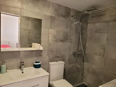 Salle de bains dans l'établissement Chambre et salle de bain autonome dans notre maison