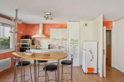 Cuisine ou kitchenette dans l'établissement Charmant Appartement T2 - Garage