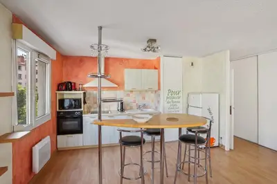 Cuisine ou kitchenette dans l'établissement Charmant Appartement T2 - Garage