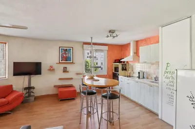 Cuisine ou kitchenette dans l'établissement Charmant Appartement T2 - Garage