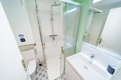 Salle de bains dans l'établissement Joli studio avec verrière