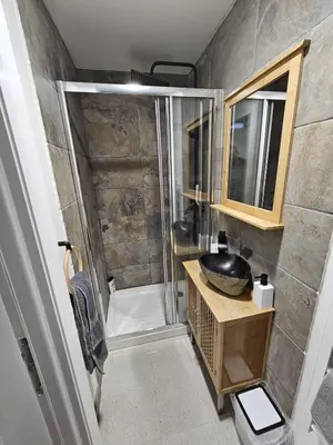 Salle de bains dans l'établissement Cosy T1 au 14B avec Climatisation et Parking