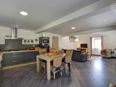 Cuisine ou kitchenette dans l'établissement Gîte spacieux et moderne avec terrasse au cœur de la nature - FR-1-496-363